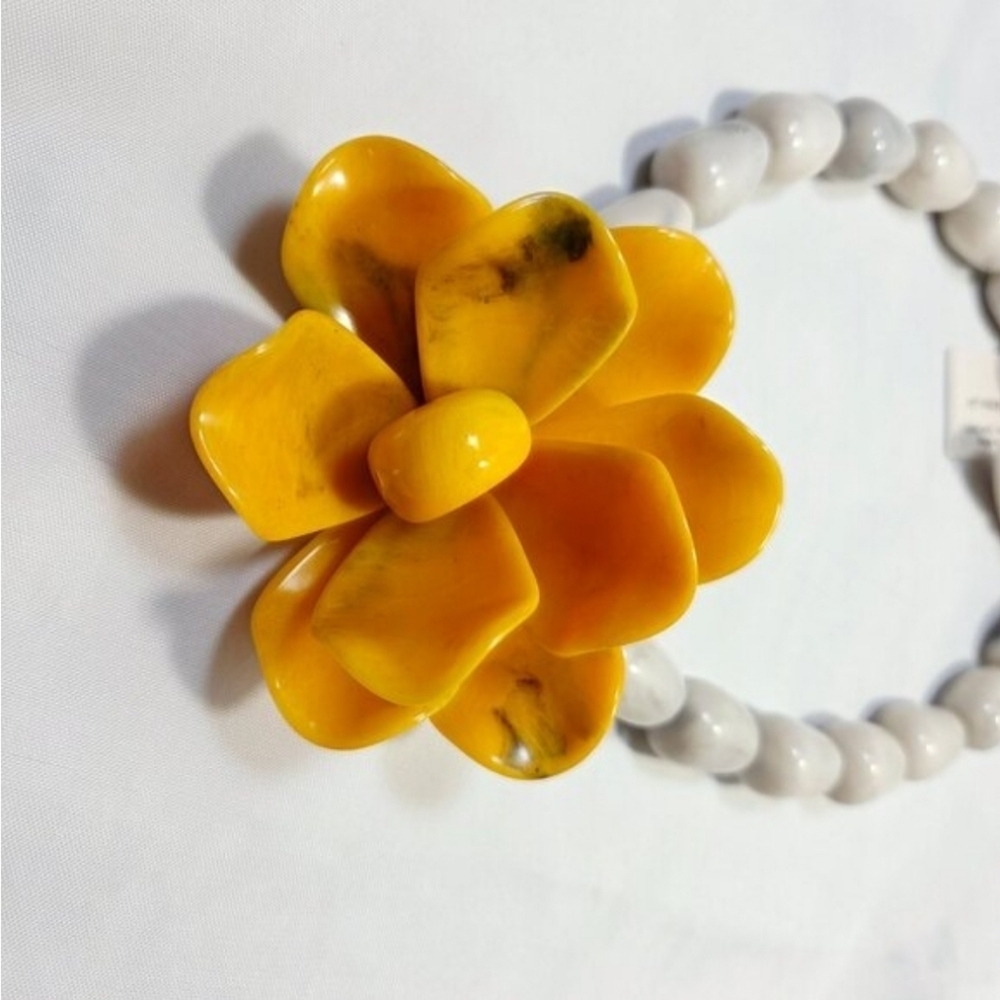 🏵🔹️Piper K 🔹️Beaded 18" Resin Necklace With Oversized Yellow Floral Pendant - Picture 8 of 14